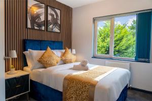 una camera da letto con un letto grande e una finestra di Games Room free Parking House a Bristol