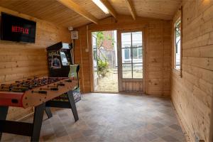Camera in legno con biliardino. di Games Room free Parking House a Bristol