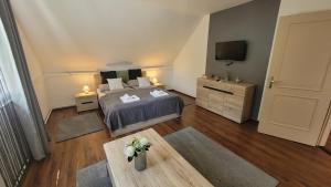 Posteľ alebo postele v izbe v ubytovaní Szitakötő Apartman