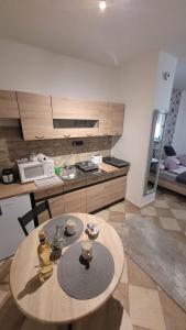 Kuchyňa alebo kuchynka v ubytovaní Szitakötő Apartman