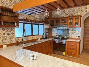 HueytamalcoFinca Pata Jaguar的配有木质橱柜和台面的厨房