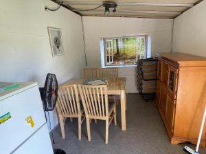 Kuchyň nebo kuchyňský kout v ubytování Wohnwagen mit Vorzelt auf einem Campingplatz