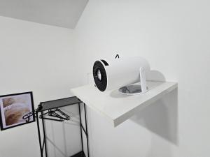 a white sewing machine sitting on a white shelf at Flat completo a 21 minutos da BR-153 in Aparecida de Goiania