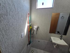 a bathroom with a sink and a mirror at Flat completo a 21 minutos da BR-153 in Aparecida de Goiania +25 photos
