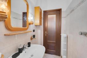 un baño con lavabo y espejo en flat pet friendly free wifi inalpi arena olimpico metro, en Turín 7 fotos más
