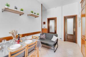 Un comedor con una mesa y un sofá. en flat pet friendly free wifi inalpi arena olimpico metro, en Turín