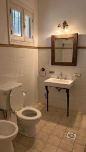 un baño con inodoro y lavabo en Estancia La Margarita, en Chascomús