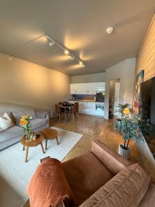 a living room with a couch and a table at Geiloholtet central city apartment in Geilo