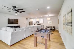Μια τηλεόραση ή/και κέντρο ψυχαγωγίας στο Townhome Near ATandT Stadium Great for Game Day!