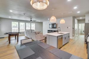 Η κουζίνα ή μικρή κουζίνα στο Townhome Near ATandT Stadium Great for Game Day!