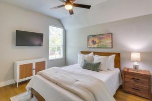 Ένα ή περισσότερα κρεβάτια σε δωμάτιο στο Townhome Near ATandT Stadium Great for Game Day!
