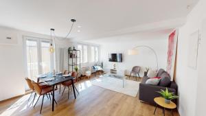 TV a/nebo společenská místnost v ubytování La Suite Blanche-Designapartment Freiburg Altstadt