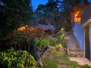 un sentiero che porta a una casa di notte di Todo Bien Nicaragua a San Juan del Sur