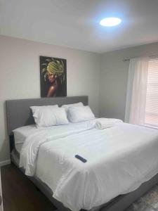 Giường trong phòng chung tại Luxury 3 KINGs Bedroom 10 mins from Newark airport 3 mins downtown
