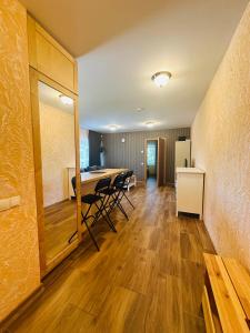 a dining room and kitchen with a table and chairs at Rožu namu apartamenti 4 in Kuldīga