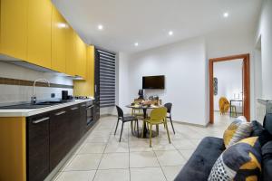 Η κουζίνα ή μικρή κουζίνα στο Mustard Home