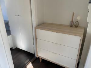 哥本哈根Charming apartment with easy access to central Copenhagen的客房内的白色橱柜,配有木顶