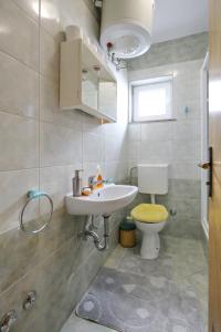 ペトルチャネにあるMare 9 Cozy Two Bedroom Apartment with Gardenの洗面台とトイレ付きのバスルーム