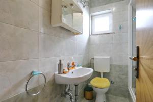 ペトルチャネにあるMare 9 Cozy Two Bedroom Apartment with Gardenの洗面台とトイレ付きのバスルーム +31枚の写真