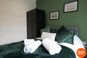 a bedroom with a bed with towels on it at Private Double Rooms By Travel Lets Short Term Rental Agency Derry in Derry Londonderry +20 photos