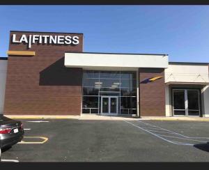 Haven 2 Bedroom by EWR airport في نيوآرك: متجر فيه سيارة متوقفة في موقف للسيارات