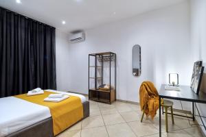 Ένα ή περισσότερα κρεβάτια σε δωμάτιο στο Mustard Home +4 φωτογραφίες