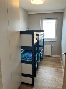 ein Zimmer mit einem Etagenbett in einem Zimmer in der Unterkunft Apartament MioMare, Basen, Parking in Kołobrzeg