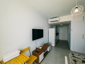 Μια τηλεόραση ή/και κέντρο ψυχαγωγίας στο Studio Apartment in the Heart of Bogaz, Iskele, Cyprus