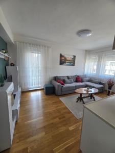 una sala de estar con un sofá y una mesa en Prishtina Central Apartment, en Pristina 8 fotos más