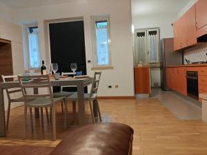 a kitchen and dining room with a table and chairs at Appartamento a due passi dal centro in Racale
