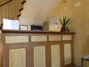 ヴィーラ・ノーヴァ・ダ・バルキーニャにあるSoltejoのカウンタートップ付きの木製キャビネットが備わる客室です。