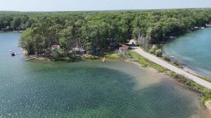 Fotografie z fotogalerie ubytování Lake Therapy - Lakefront, Charming, And Fun! v destinaci Mancelona