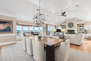 una sala da pranzo e un soggiorno con tavolo e sedie di DE03- Anchors Away a Nags Head