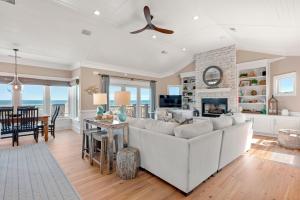 un soggiorno con un divano bianco e un camino di DE03- Anchors Away a Nags Head