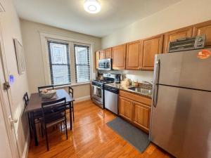Η κουζίνα ή μικρή κουζίνα στο 2 Bed, In Unit Laundry, Boston College, Balcony
