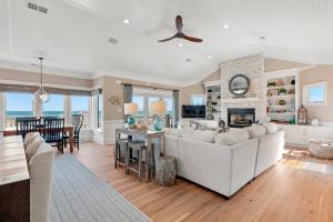 un soggiorno con un divano bianco e un camino di DE03- Anchors Away a Nags Head