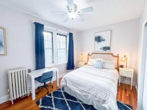 Ένα ή περισσότερα κρεβάτια σε δωμάτιο στο 2 Bed, In Unit Laundry, Boston College, Balcony
