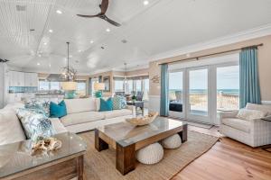 un soggiorno con un divano e un tavolo di DE03- Anchors Away a Nags Head Altre 87 foto