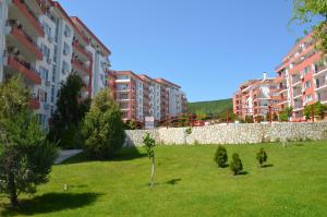 Сад в Single Private Apartments In Marina View Fort Beach