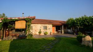 O grădină în afara Casa Barxelo con piscina en Monforte de Lemos