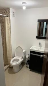 Ένα μπάνιο στο Departamento en Residencial