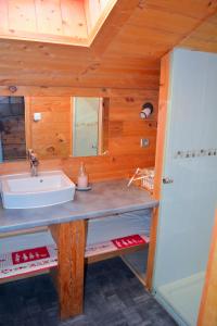 Phòng tắm tại Chalet familial - Pyrénées, au cœur des 3 stations +22 ảnh