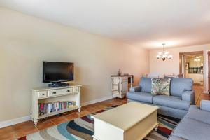 纳格斯黑德Delightful Dolphin的客厅里有一张沙发和一台电视