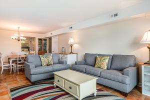 纳格斯黑德Delightful Dolphin的有两张沙发和一张桌子的客厅