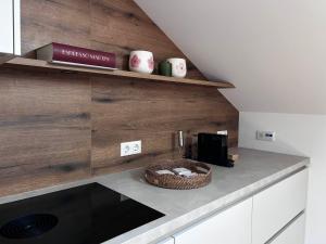 Η κουζίνα ή μικρή κουζίνα στο Moderne Ferienwohnung Übersee