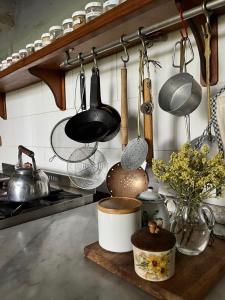 una cocina con muchas ollas, sartenes y utensilios en Estancia La Margarita, en Chascomús