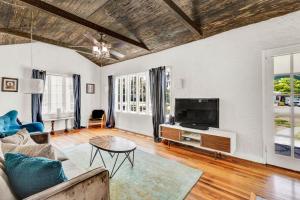 Una sala de estar con un sofá y un televisor. en Spanish Beach Bungalow 4br 2bath, en Daytona Beach