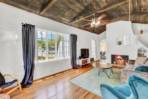 Una sala de estar con un sofá y una chimenea. en Spanish Beach Bungalow 4br 2bath, en Daytona Beach