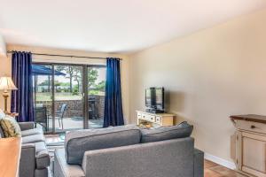 纳格斯黑德Delightful Dolphin的有两张沙发和一台电视的客厅