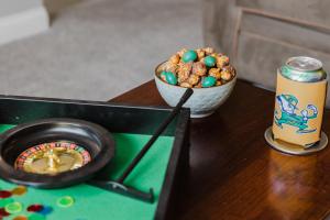 een tafel met een schaal snoep en een blikje bier bij Dublin Village Townhome in South Bend +42 foto's